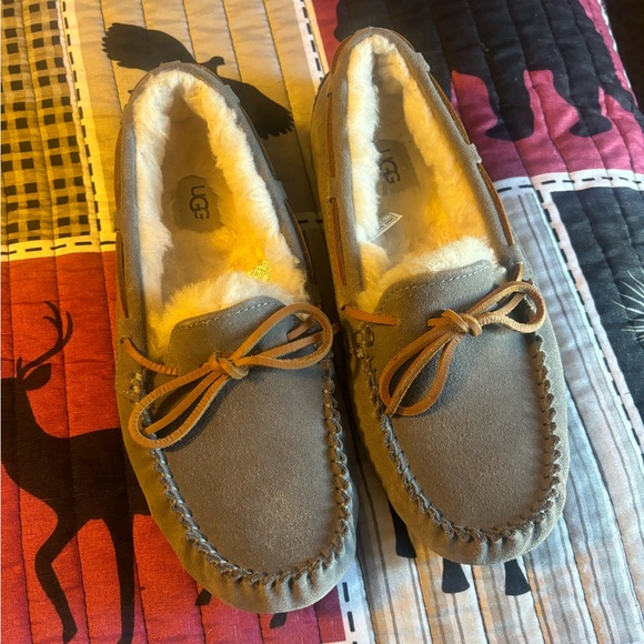 UGG Women’s Grey Moccasins - Picture 4 of 5
